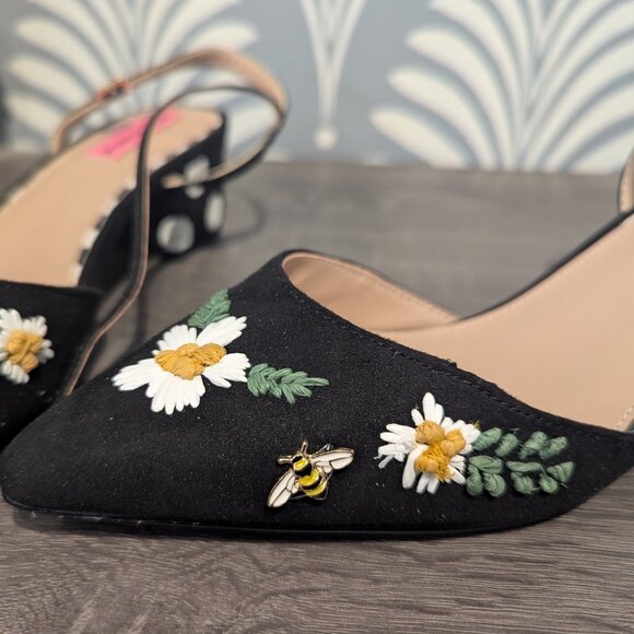 Betsey Johnson Daisy Embroidered Bee Black Vegan Suede Polka Dot Heels - Picture 2 of 5